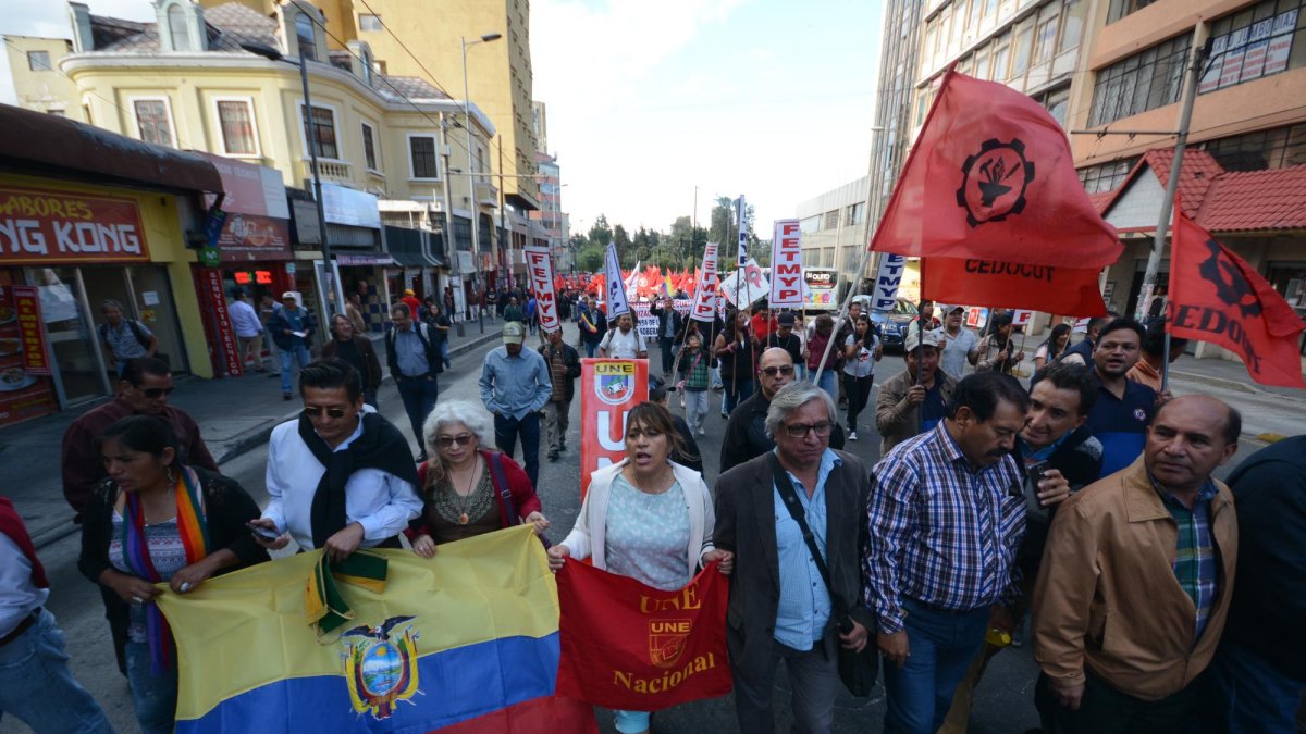 Durante el recorrido, los manifestantes gritaron consignas en contra de las medidas económicas. Anuncian huelga.