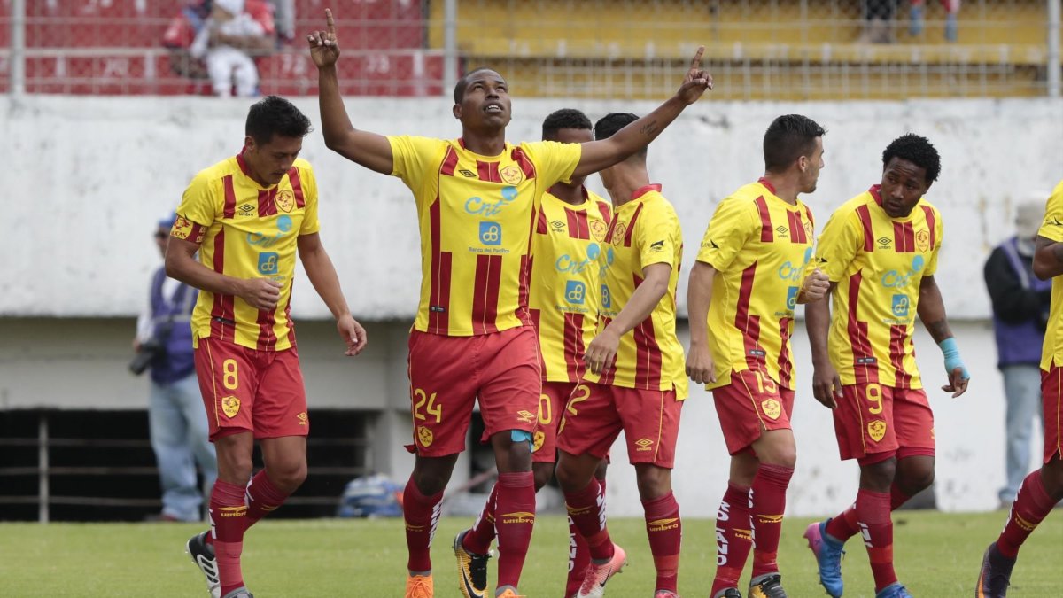 Imagen referencial. Jugadores de Aucas en su encuentro con El Nacional.