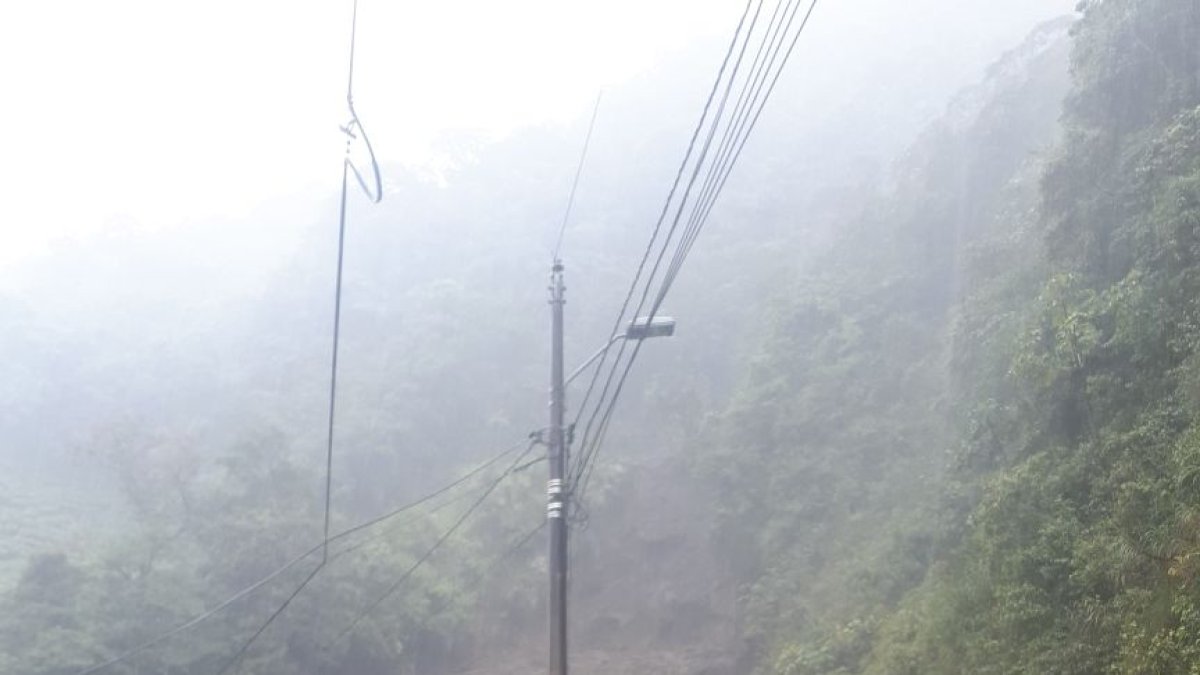 Según reporte del ECU911, un bus se habría quedado atrapado, dejando dos personas heridas y dos fallecidas.