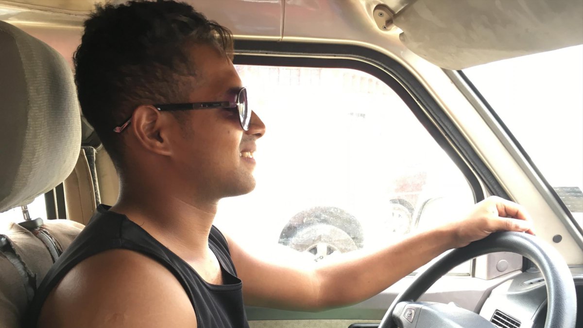 El jugador de 25 años recorriendo las calles de Guayaquil. En el círculo, mientras practica con su equipo, Don Café.