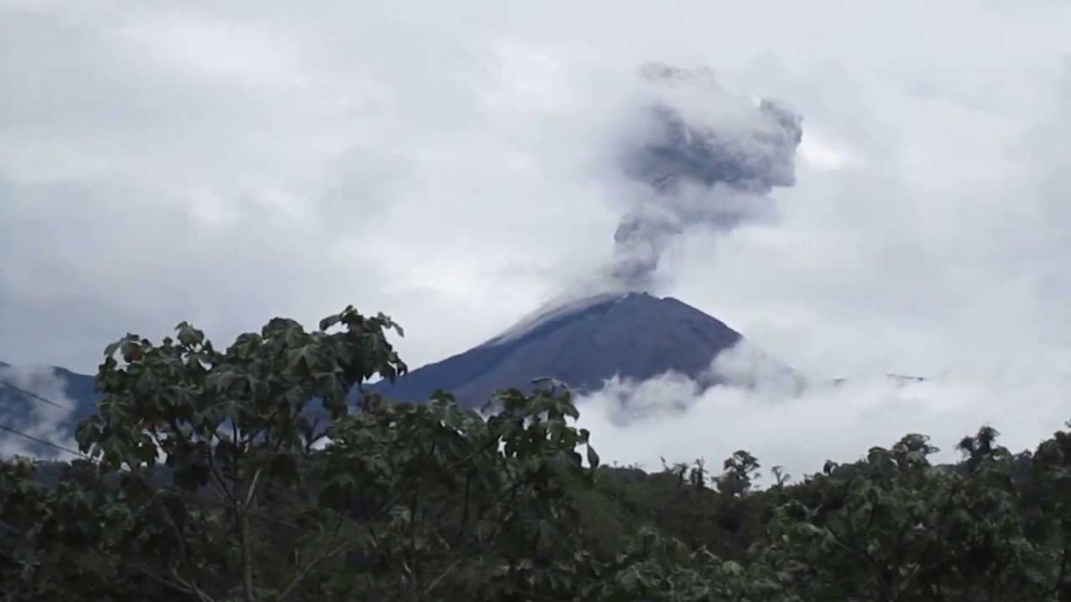 Ceniza del volcán El Reventador, ubicado entre las provincias de Napo y Sucumbíos.