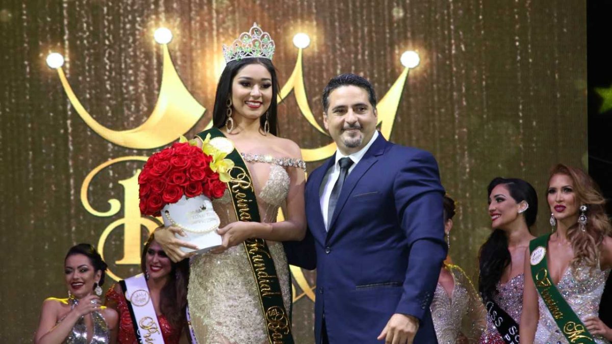 El prefecto Esteban Quirola ciñó la banda a la ganadora.