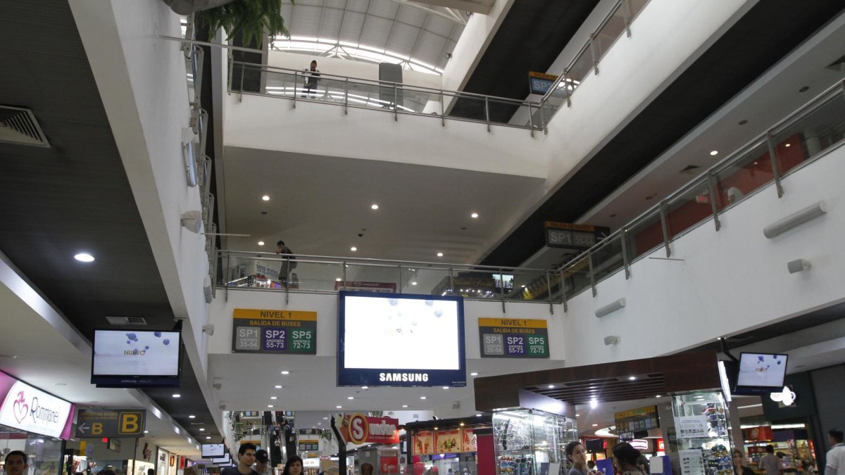 Llegaron agentes de servicio urbano de la Policía Nacional a comprobar el hecho y evitar que personas tomaran fotografías del exterior de los servicios higiénicos.