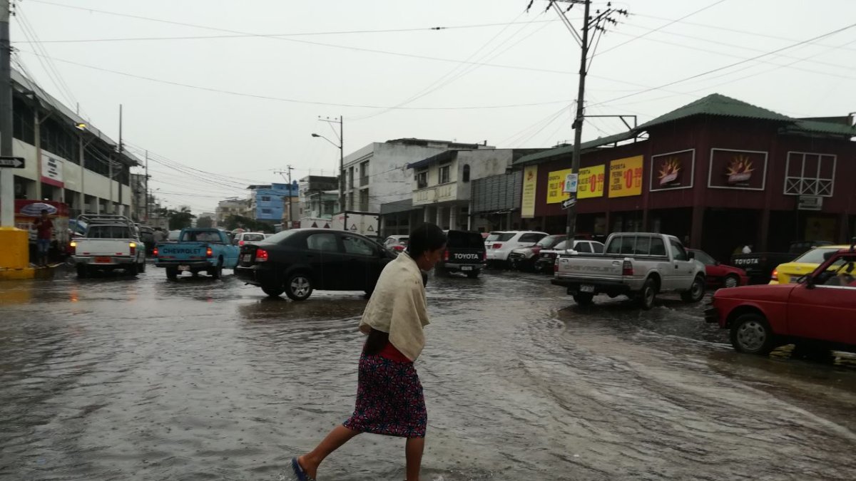 Los transeúntes intentar llegar a sus destinos como pueden.