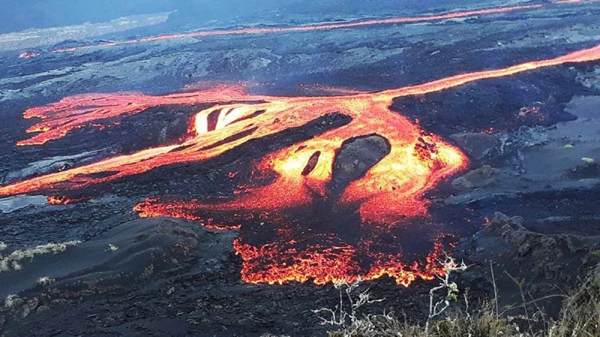 La actividad del volcán Sierra Negra se mantiene bajo constante vigilancia.