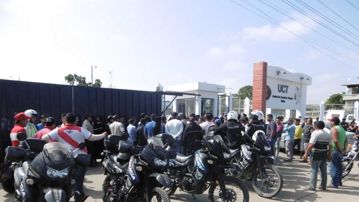 Manifestantes llegaron hasta los exteriores de la unidad de control de tránsito de Daule.