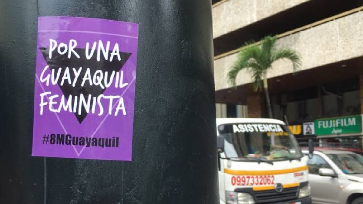 El jueves 8 de marzo de 2018, Guayaquil se tiñó de violeta. El Cepam organizó un plantón que llevó el color internacional de la igualdad hasta la plaza San Francisco para celebrar el Día de La Mujer.