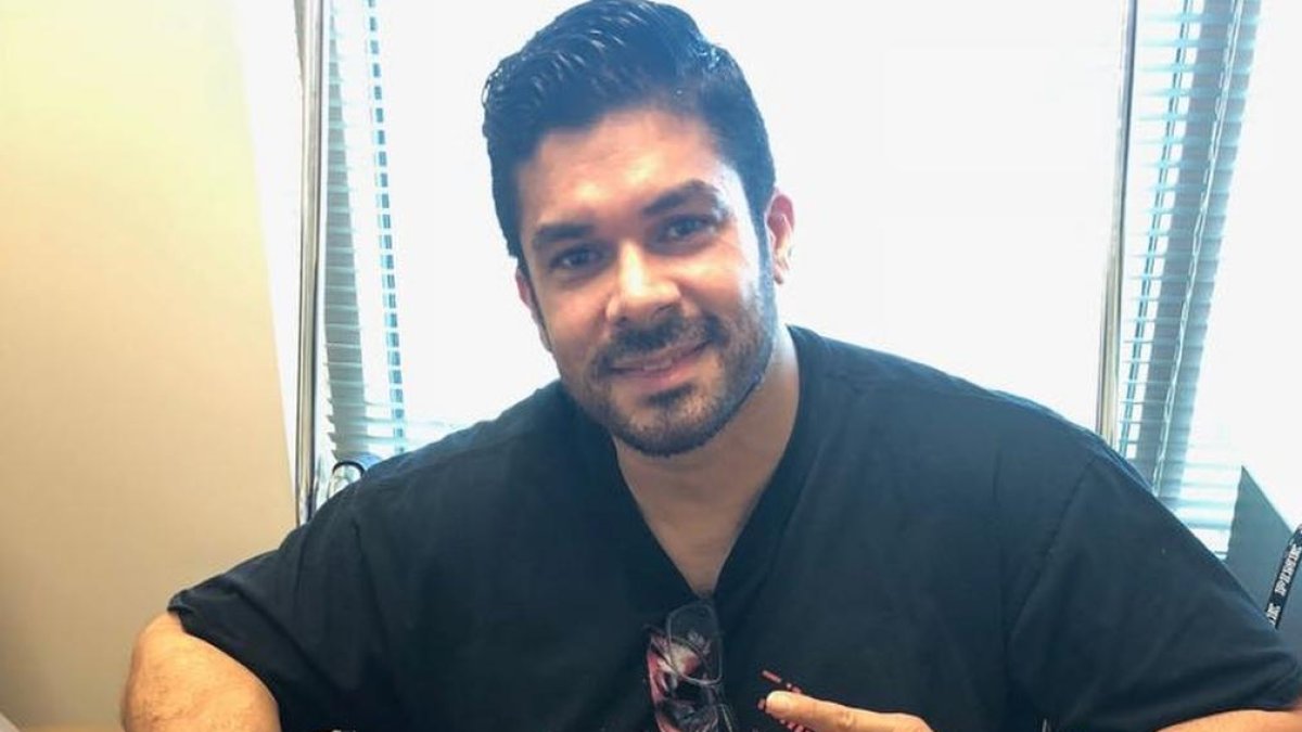 La cicatriz de su rodilla es pronunciada.