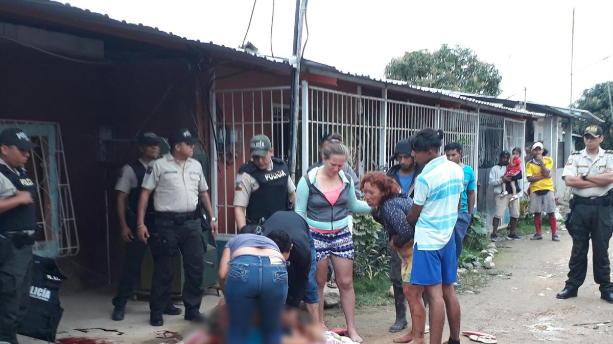 La Policía sigue investigando la causa del crímen.