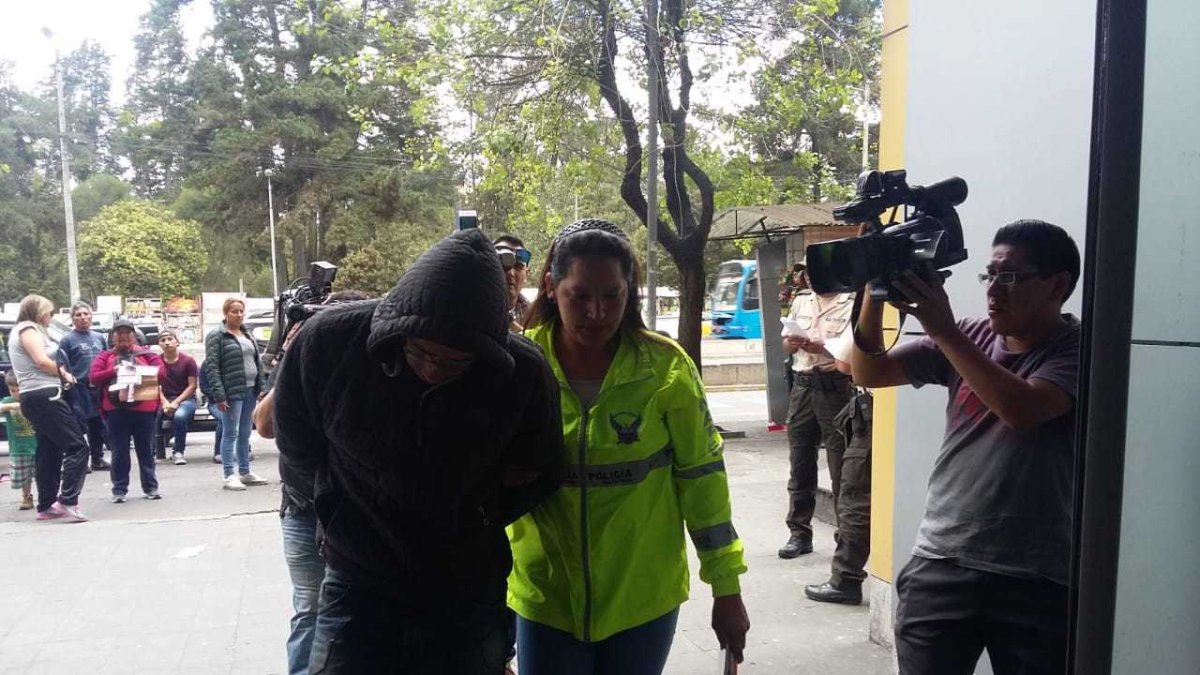 Miembros de la Policía trasladaron al presunto padre abusador a la Unidad de Flagrancia.