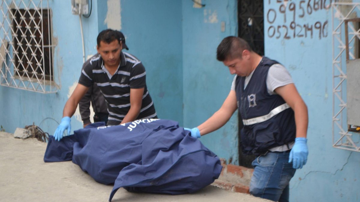 El cuerpo sin vida fue encontrado  por una dama frente a una vivienda con los brazos abiertos y boca arriba. Personal de criminalística presume que el hecho se halla cometido entre las 04h00 y 05h00.