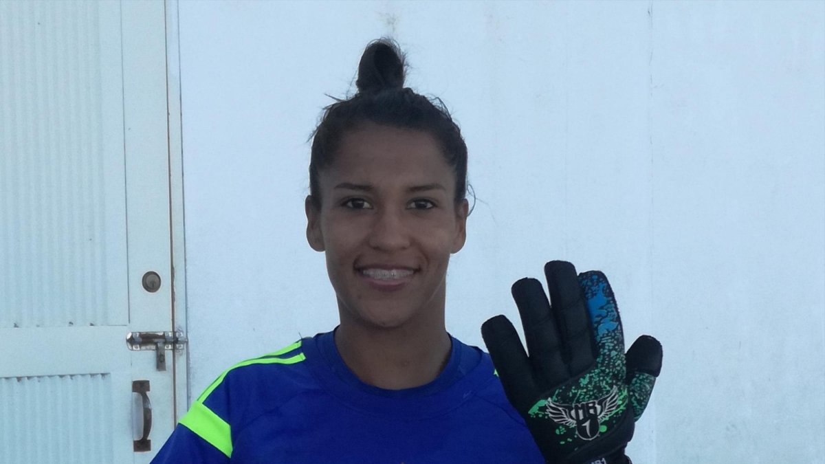 Tobar es arquera de la Selección Femenina ecuatoriana de fútbol.