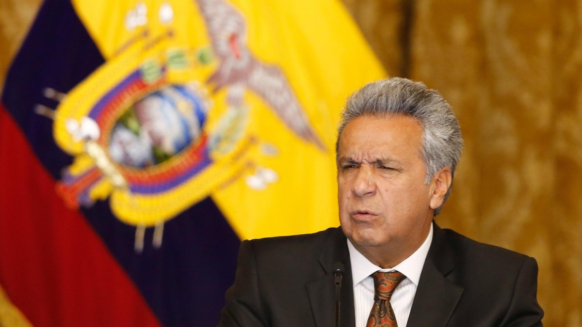 De acuerdo al instituto demográfico CEDATOS, el mandatario de Ecuador pasó de aglutinar un 67 % de credibilidad en agosto de 2017, para bajar al 61 % en enero, 60 % en abril, 42 % en mayo y menos del 40 % en agosto de este año.