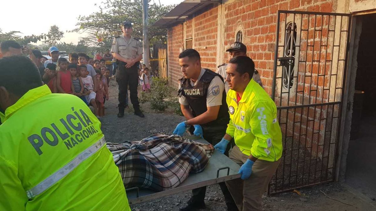 Una mujer de 38 años de edad fue asesinada de varias puñaladas en uno de los cuartos de su casa. Autoridades investigan para confirmar o descartar que se trate de un nuevo caso de femicidio.