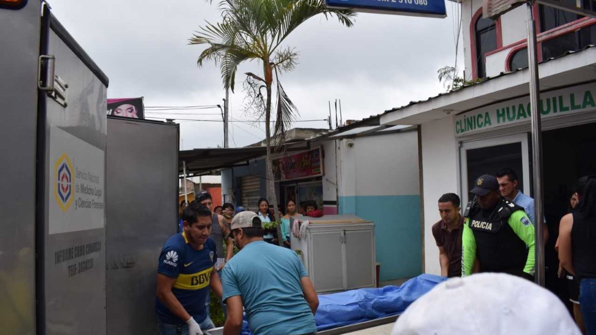 La parte exterior del centro hospitalario se vio abarrotado por  familiares y amigos que  querían conocer detalles de lo ocurrido.