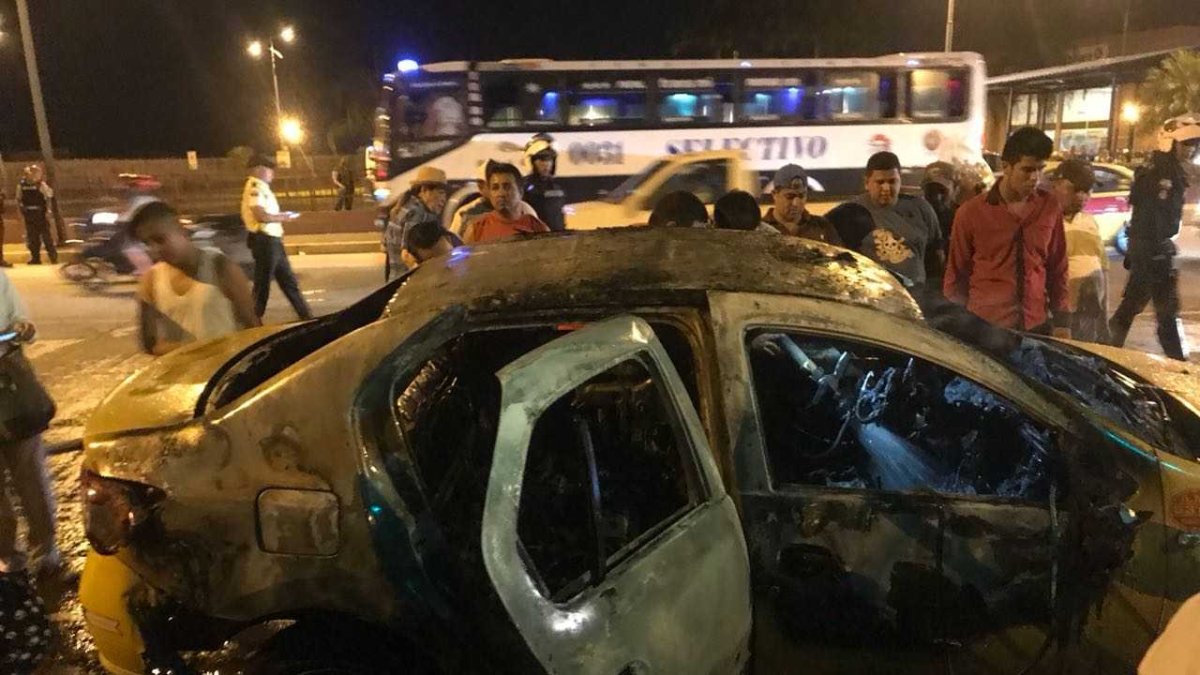 El 80 % del vehículo fue consumido por las llamas.