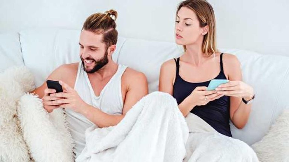 En Facebook el 57 % de los lectores encuestados por Extra respondieron que en algún momento, las redes sociales les han generado problemas con su relación.