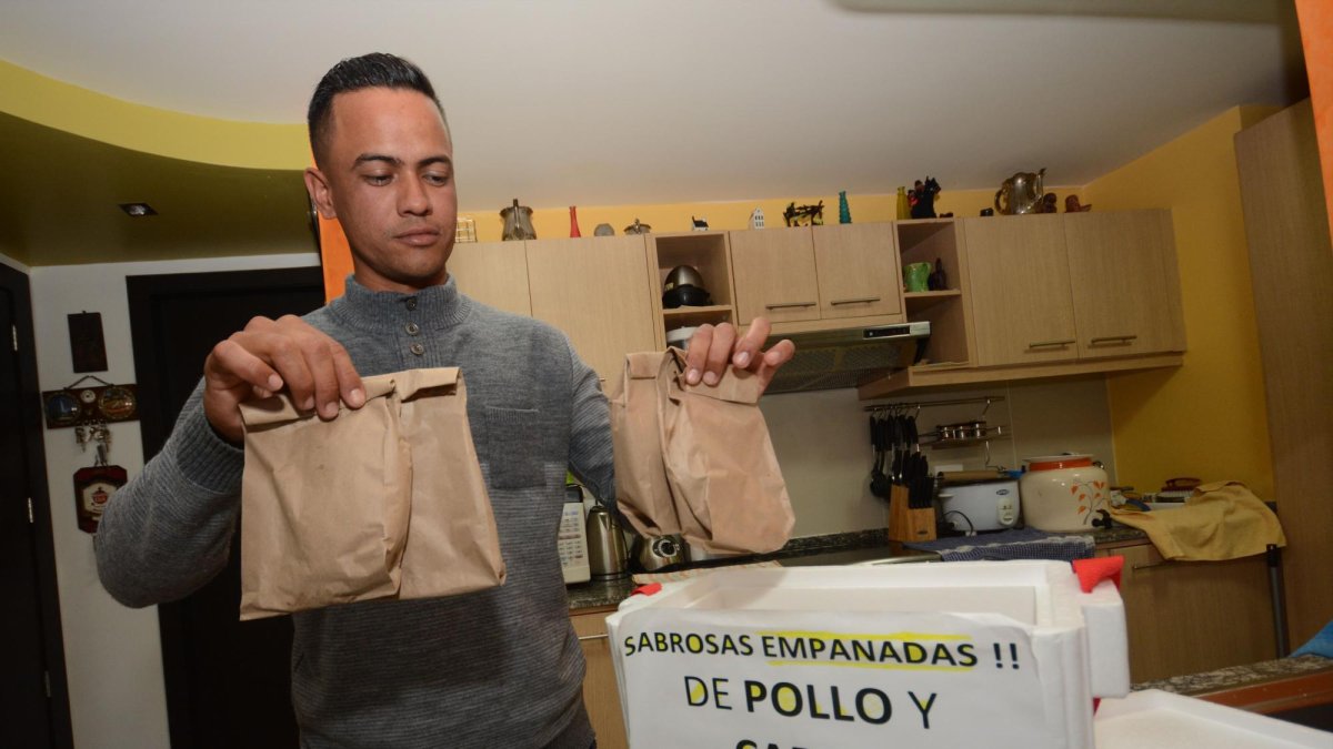 Unos cocinan y otros salen a las calles a venderlas, este emprendimiento busca que la calidad de vida de estos cuatro muchachos mejore y puedan enviar dinero a sus familiares en Venezuela.