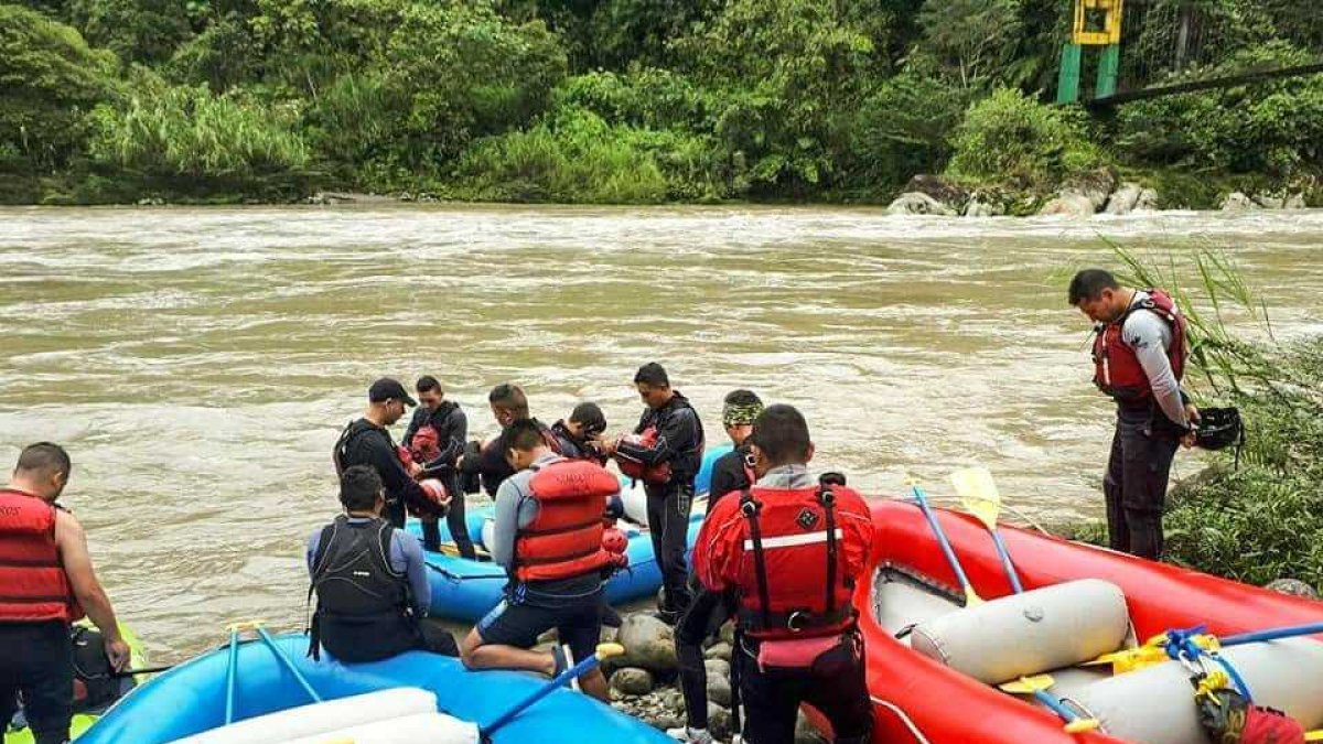 Rescatistas utilizan botes para buscar el cuerpo.