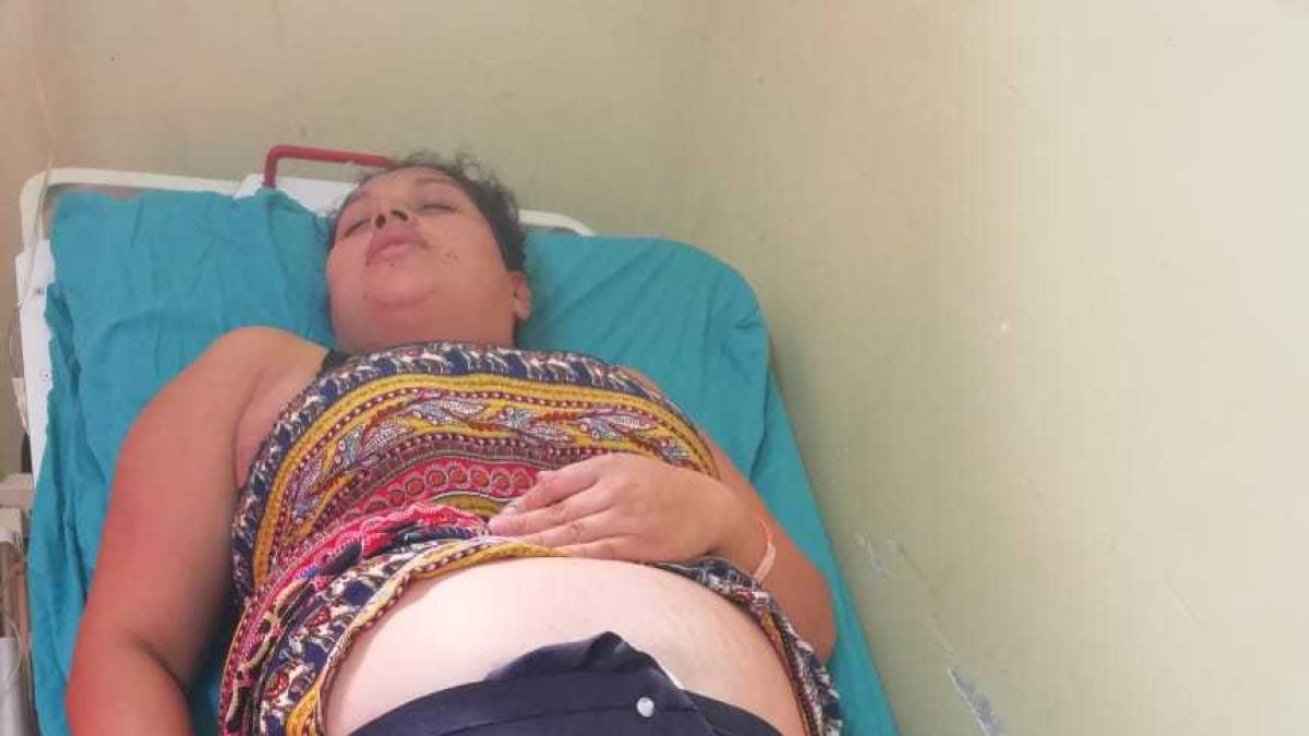 La mujer agredida permanece internada.