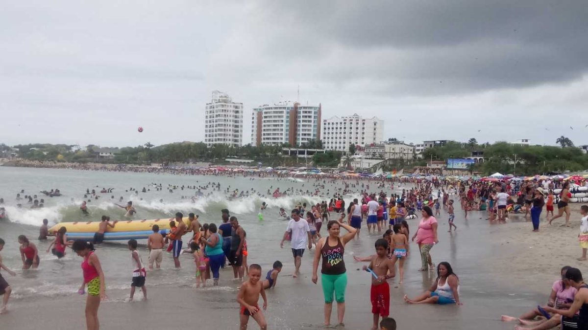 Turistas llenan las playas pese al mal clima.