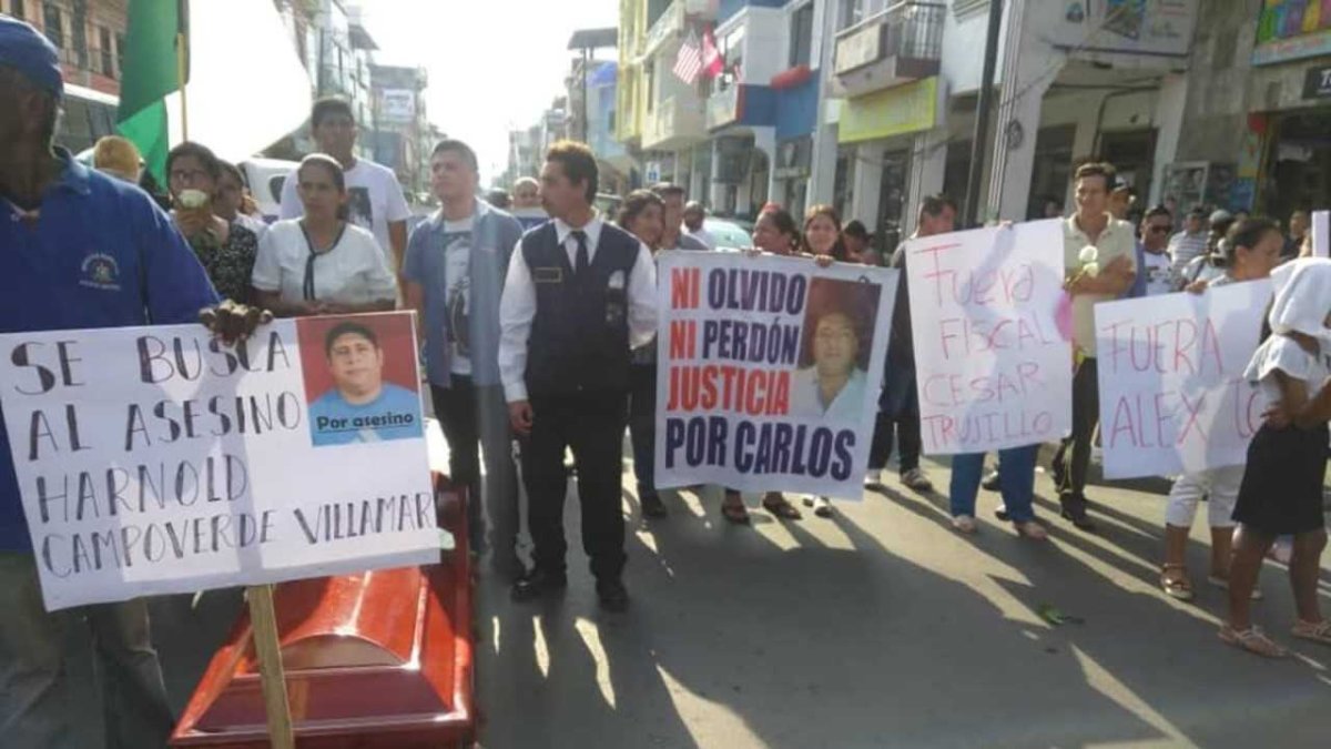 Familiares protestaron con el féretro.