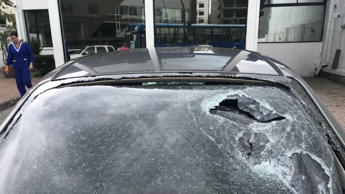 Así quedó el parabrisas de uno de los vehículos de Mauricio Giraldo, residente del lugar.