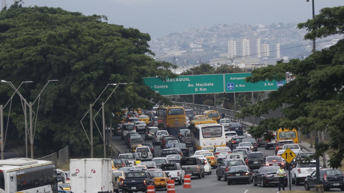 Se inauguró el nuevo puente, pero sigue el embotellamiento en el de la Unidad Nacional.