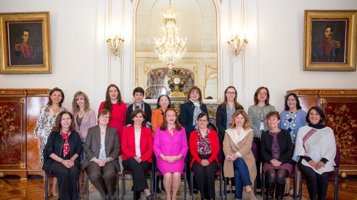 La ministra de Relaciones Exteriores y Movilidad Humana, María Fernanda Espinosa, se reunió con embajadoras acreditadas en Ecuador para compartir la política de igualdad de género, el martes 20 de febrero.