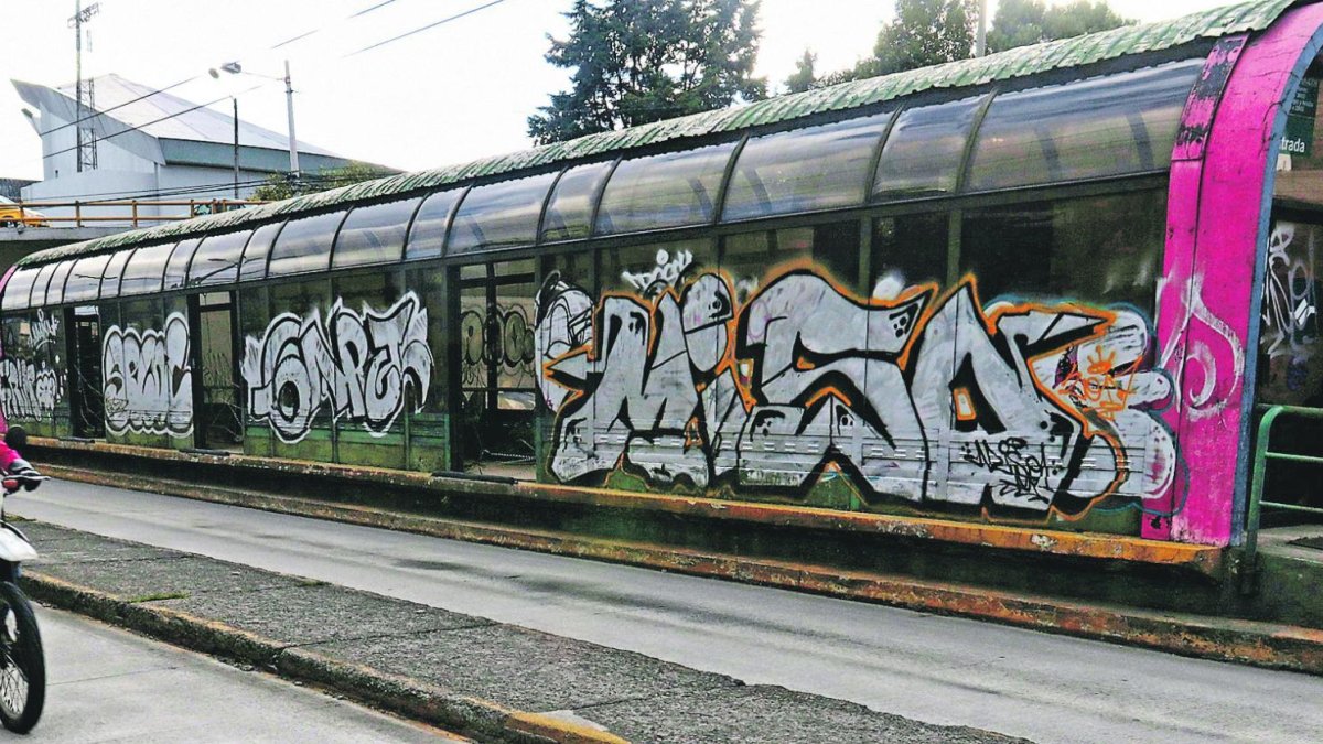 El andén de La Carolina está abandonado y sería guarida de delincuentes.