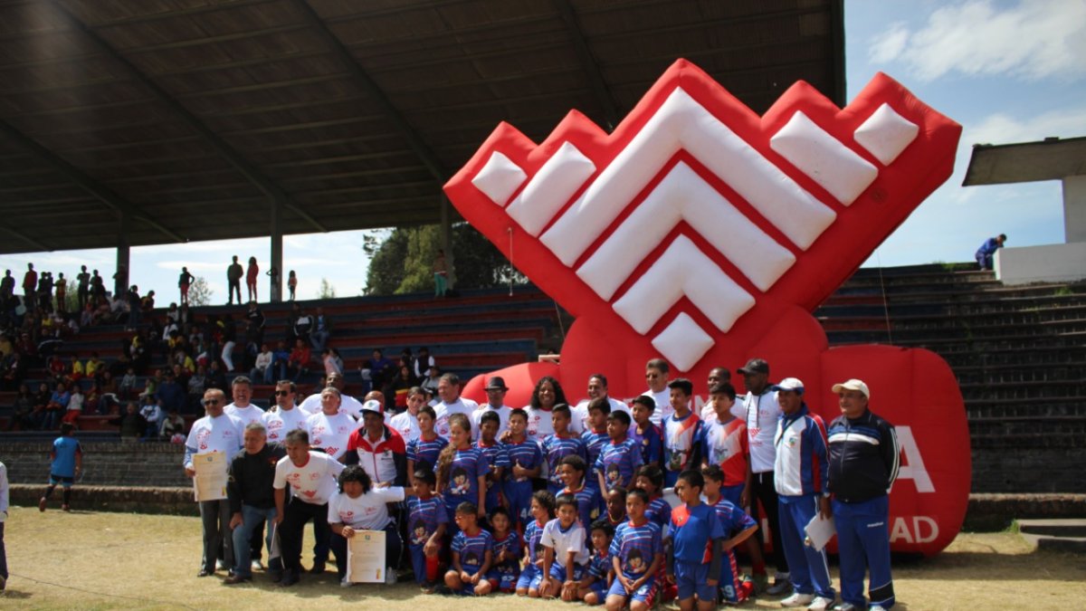 Alrededor de 12.000 niños de más de 300 instituciones deportivas y educativas jugarán fútbol y básquet en diversos escenarios de la provincia.