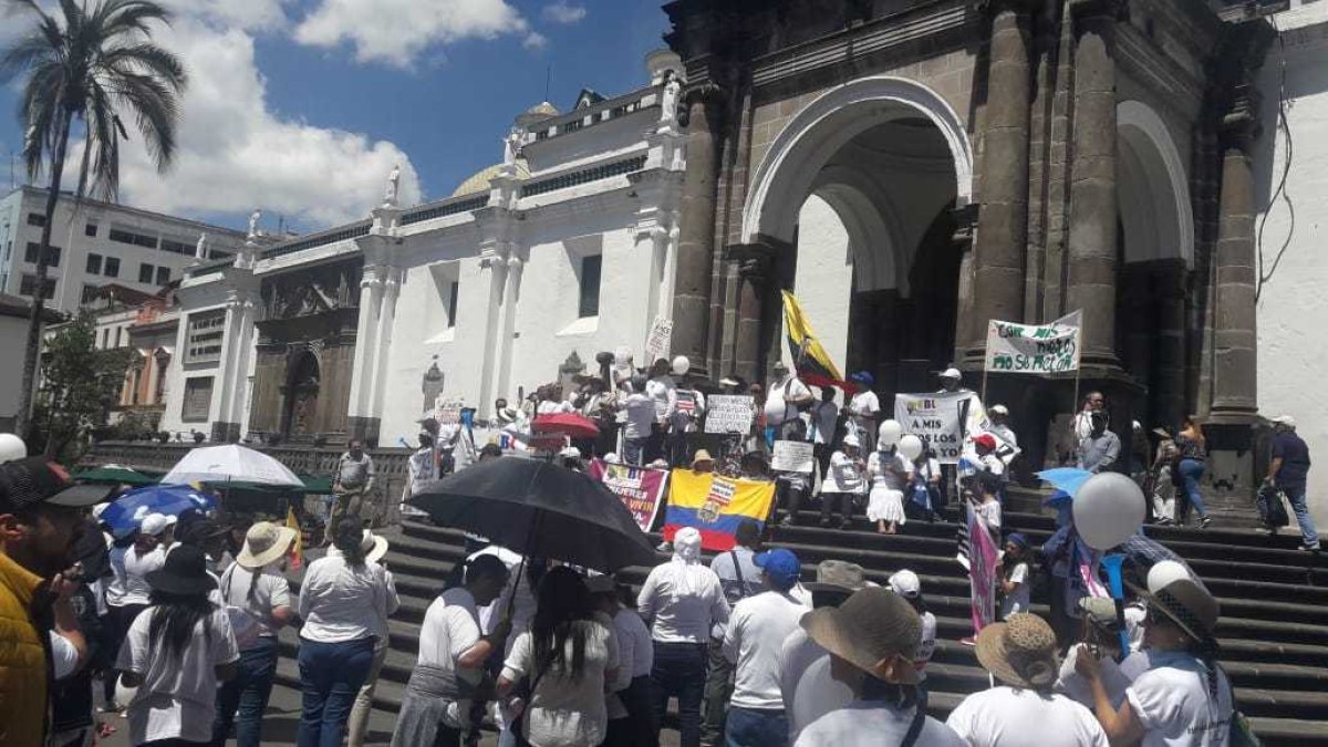 El plantón se realizó en la Plaza Grande y congregó al colectivo que pide la destitución de la Corte Constitucional.