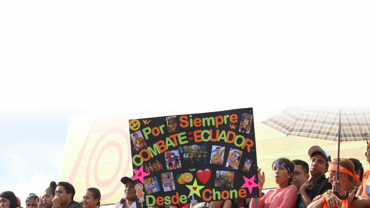 Numerosos fanáticos fueron a despedir el programa, entre ellos, sosteniendo el cartel, estaba Nathalie Muñoz.