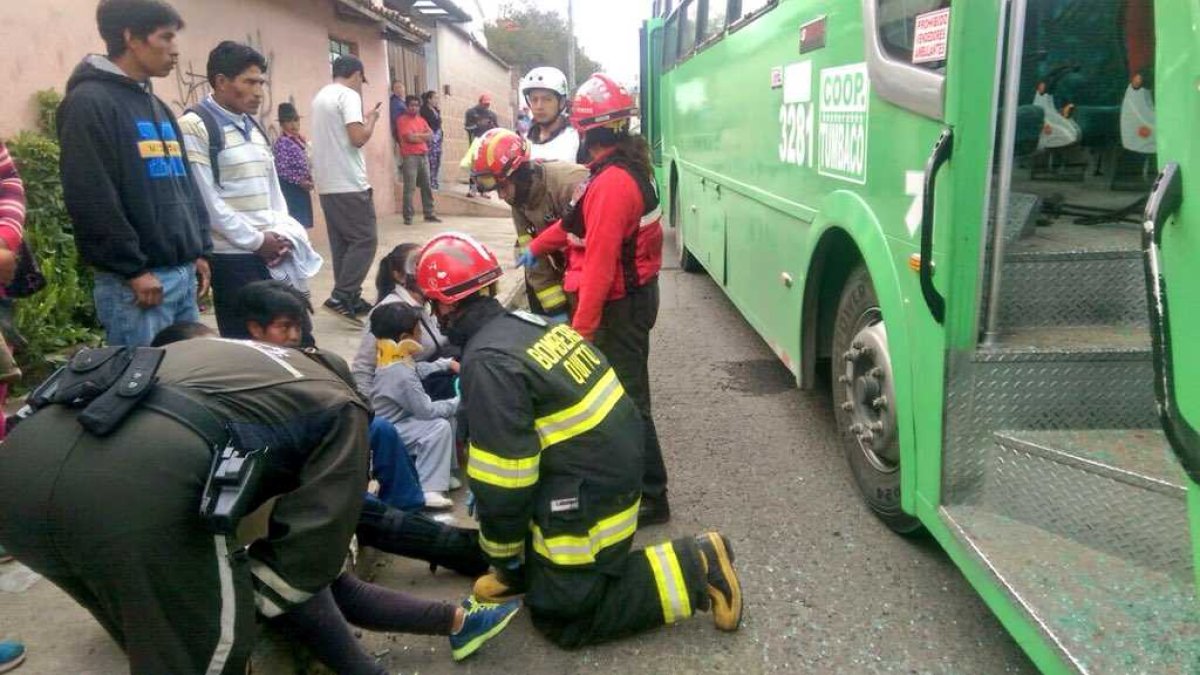 Algunos pacientes fueron socorridos en la vía pública.