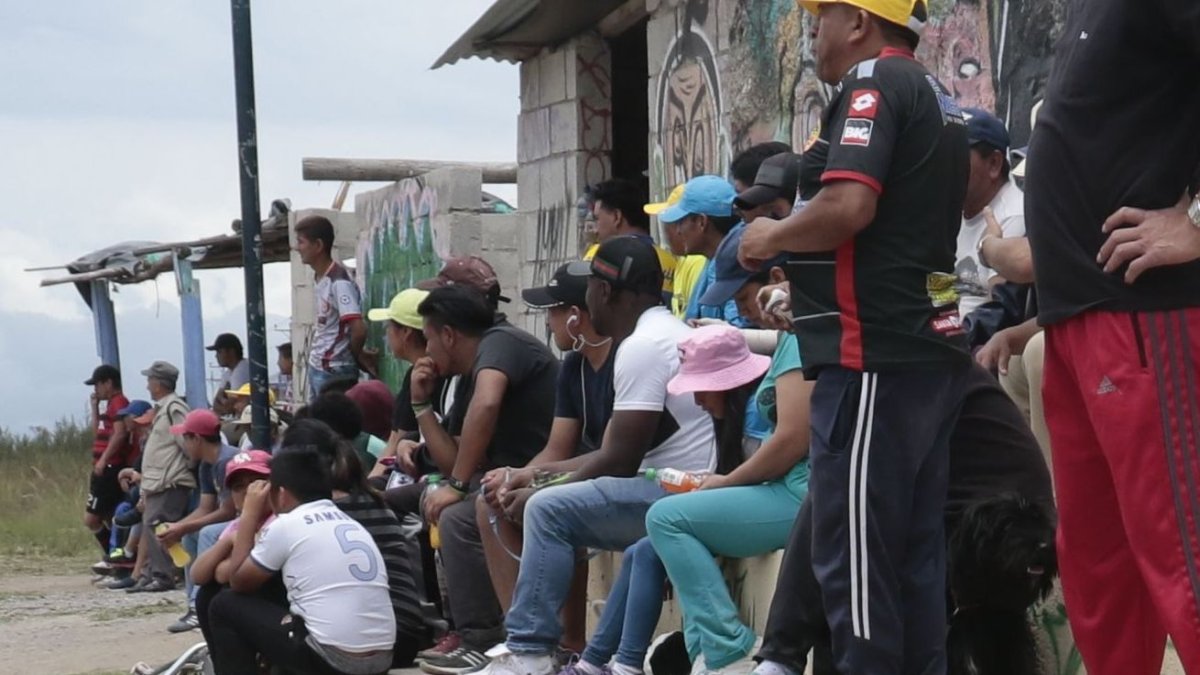 Los hinchas decidieron seguir los partidos de sus clubes favoritos por radio.