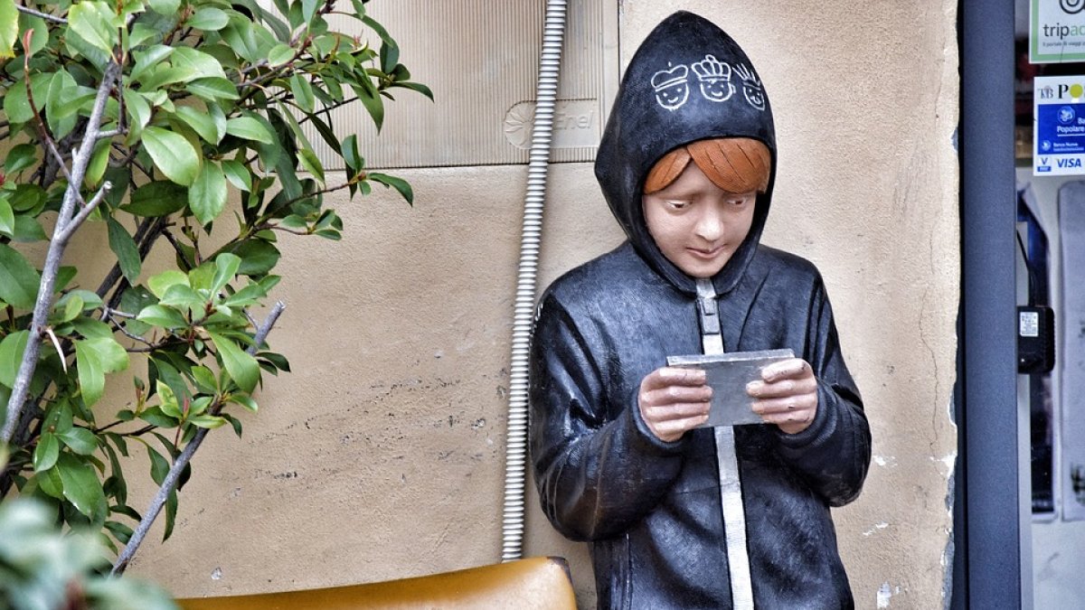 Los menores deben aprender a no compartir su información personal