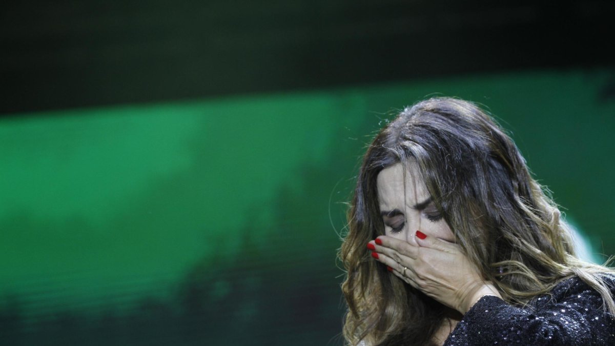 La chilena rompió en llanto al escuchar corear sus canciones.