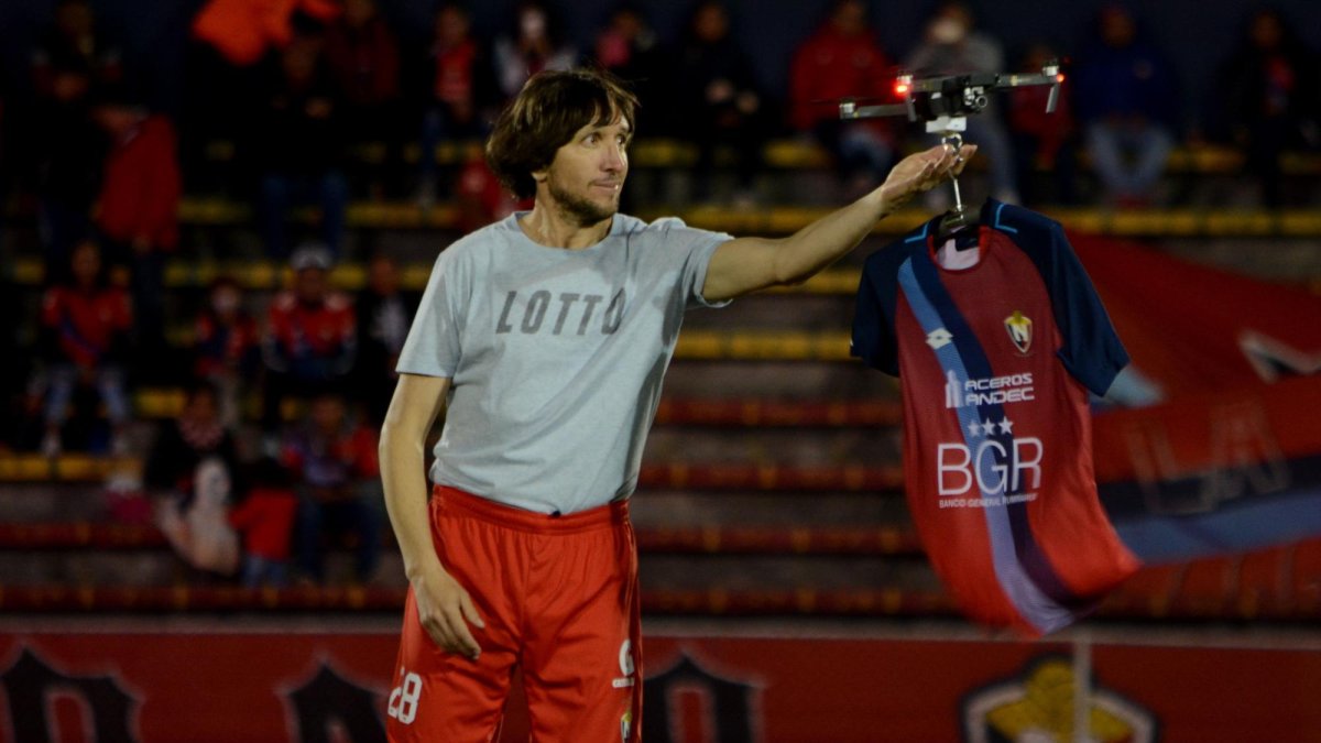 Juan Carlos Burbano hace la presentación de la camiseta 2018 de El Nacional.