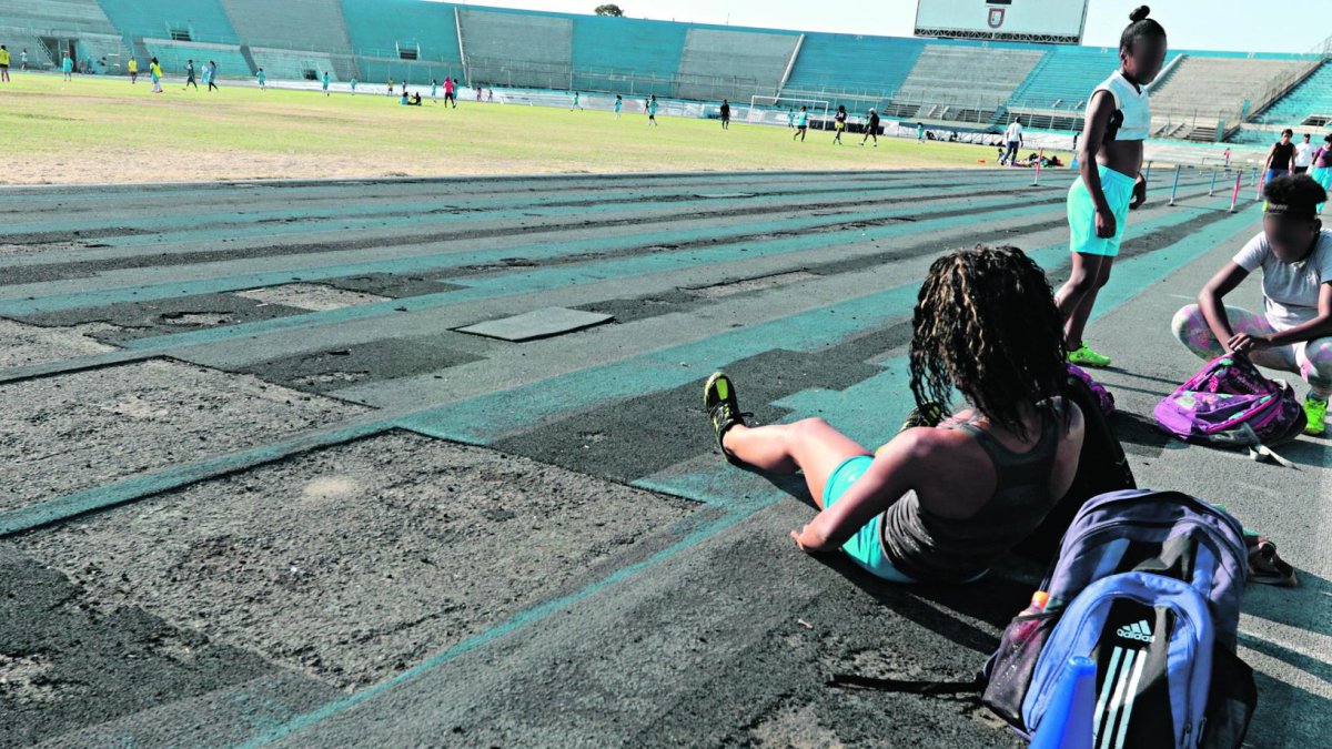 La pista sintética del escenario guayaquileño pone en riesgo la integridad de los deportistas.