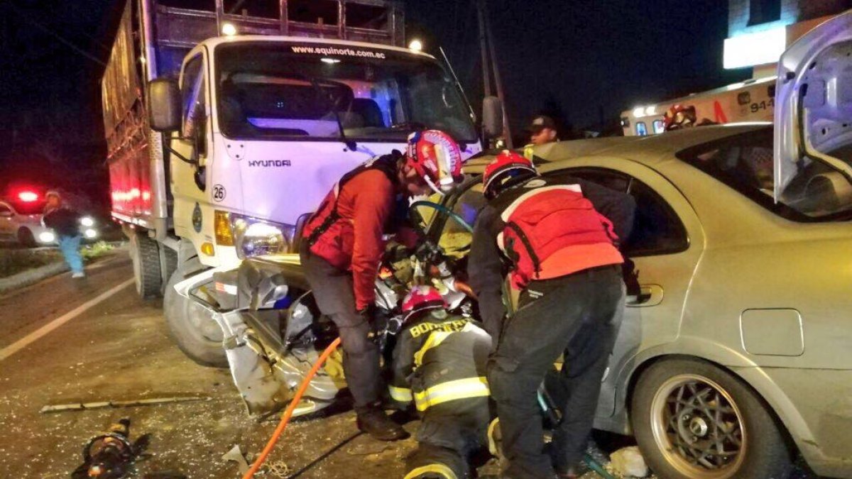 Bomberos ayudan a las víctimas del accidente.