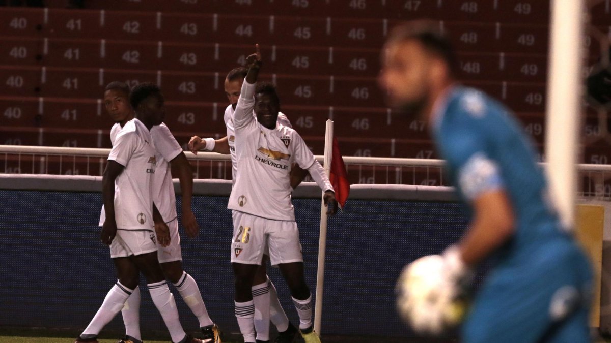 Jugadores de Liga de Quito celebran su gol