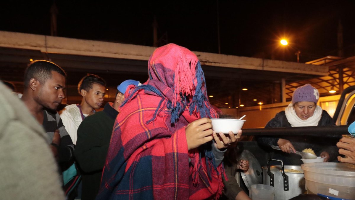 Los refugiados reciben ayuda de organizaciones.