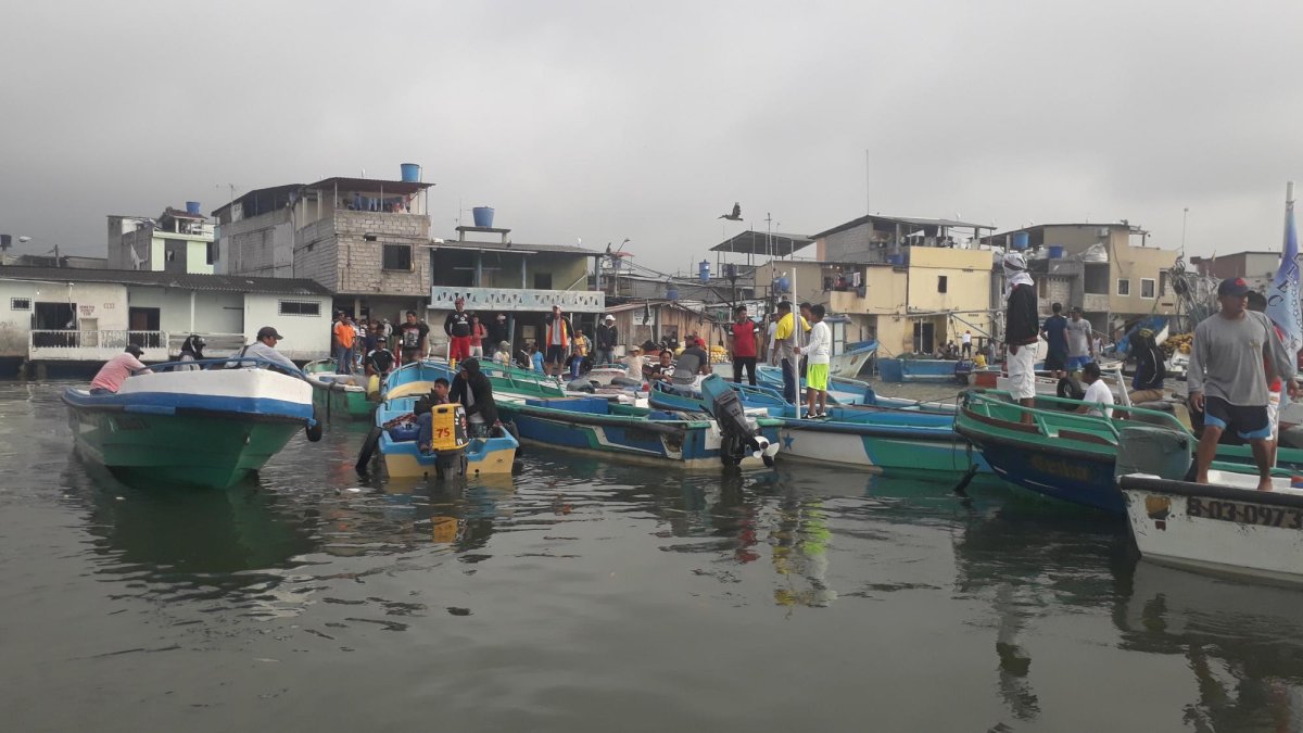 Los manifestantes también bloquearon parte del estero Huayla.