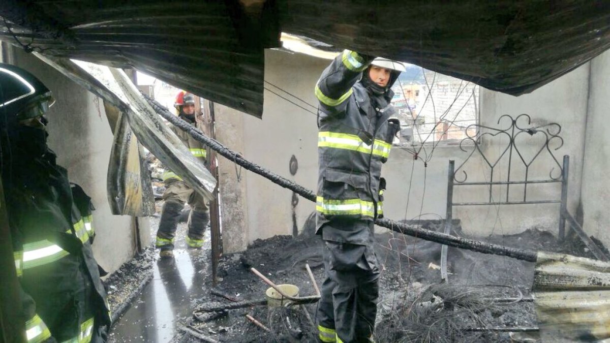 Los bomberos de Quito atendieron la emergencia.