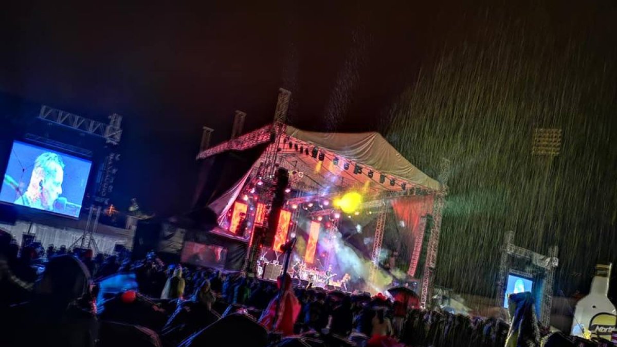 Más de mil fanáticos de la música se reunieron en Ibarra para romper un Récord Guinness.