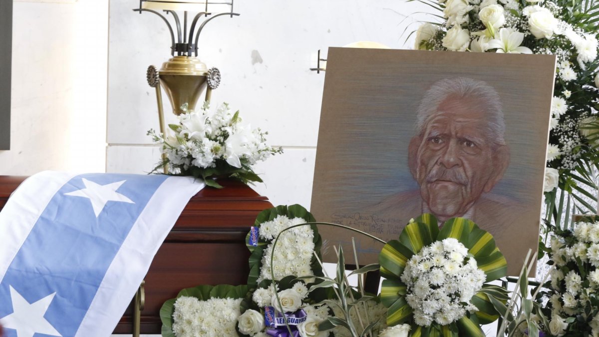 Seguidores del compositor llegaron hasta el velorio para despedir a don Carlos Rubira.