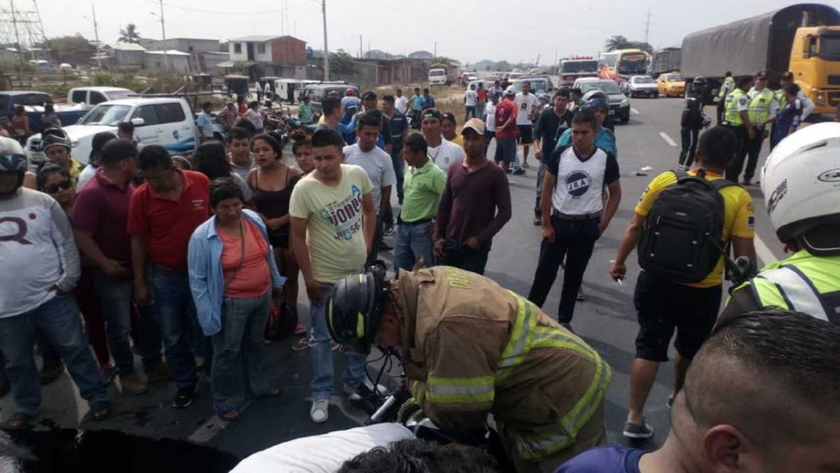 Personal de emergencia dio los primeros auxilios a los agentes.