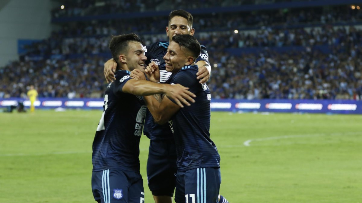 Jugadores de Emelec festejan la victoria.