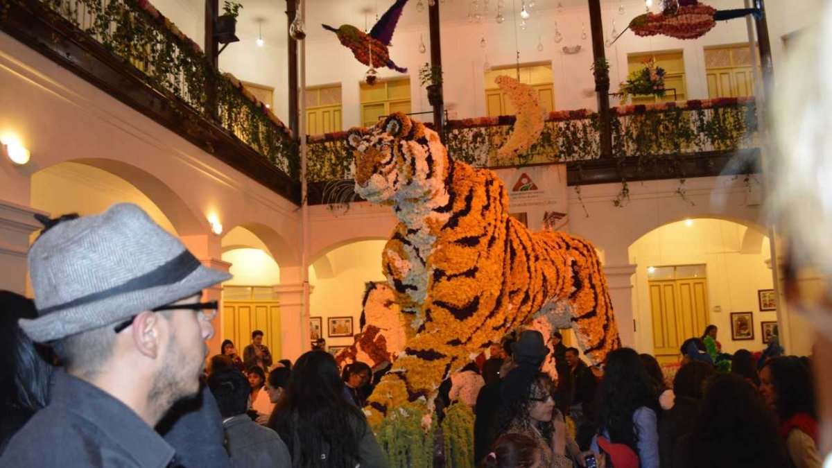 La figura de un tigre de bengala se encuentra en la entrada del museo.