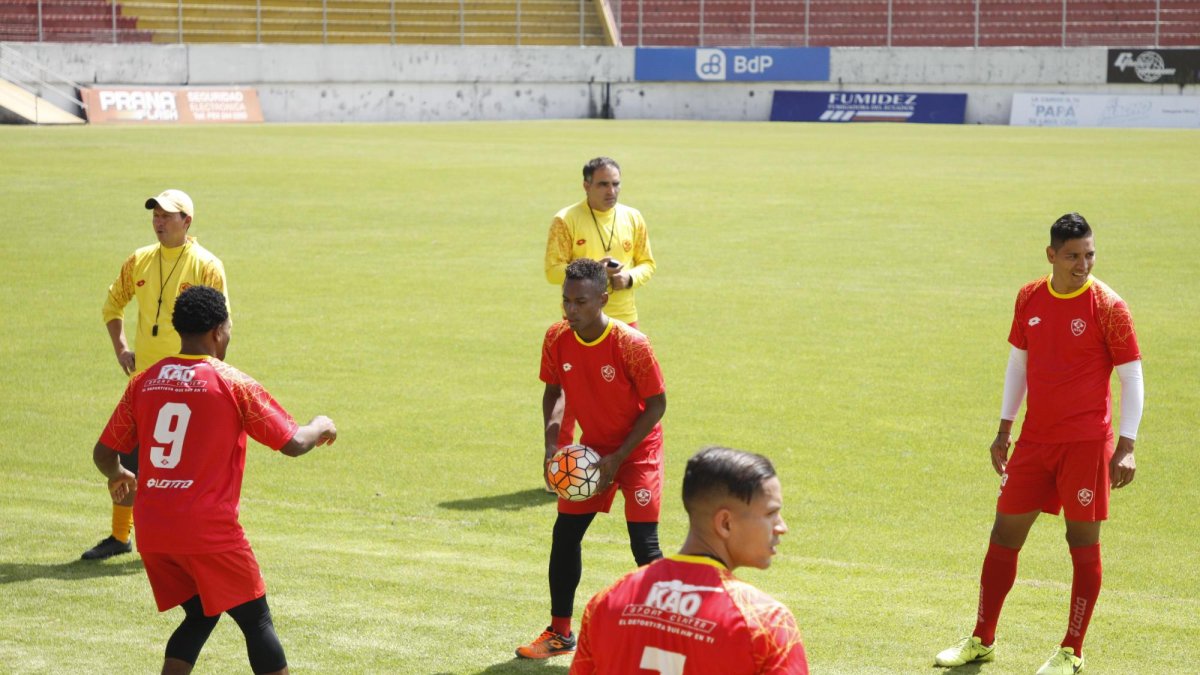 Los jugadores estuvieron atentos a todas las órdenes del entrenador.